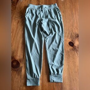Cozy Earth Joggers green ladies Medium perfect condition smoke pet free home